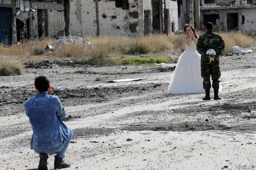 Η ελπίδα γεννιέται στις στάχτες - Ένας παράξενα όμορφος γάμος στα συντρίμμια της Συρίας