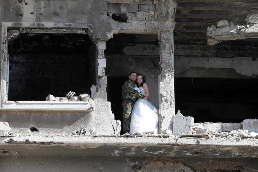 Η ελπίδα γεννιέται στις στάχτες - Ένας παράξενα όμορφος γάμος στα συντρίμμια της Συρίας
