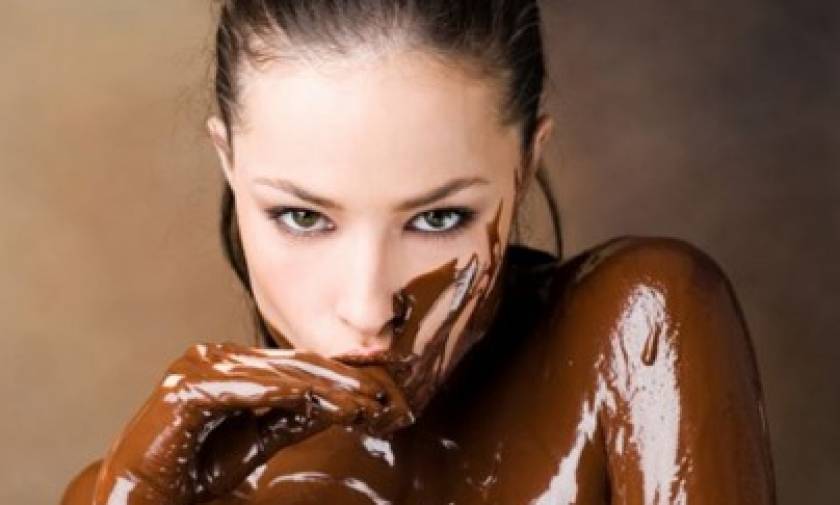 Δεν φαντάζεστε πού πρέπει να τρώτε τη σοκολάτα για να είναι νοστιμότερη!