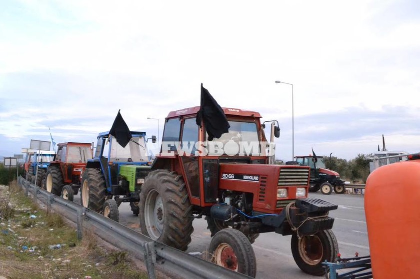 Αγροτικές στην Αθήνα: Καθιστική διαμαρτυρία στον κόμβο Μαρκοπούλου – Κορωπίου