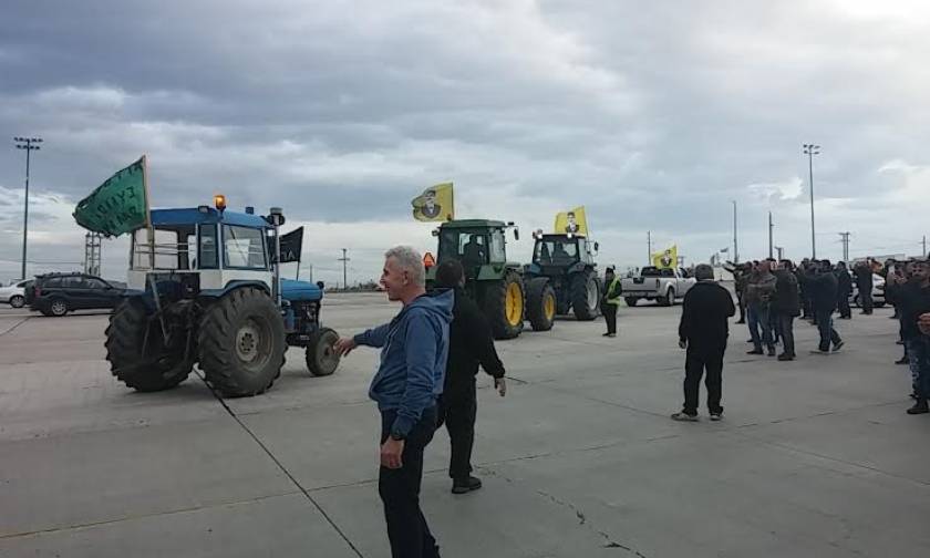 Αγρότες: Φτάνουν στο Σύνταγμα 20 τρακτέρ από τα μπλόκα Νίκαιας και Κάστρου! (pics+vid)