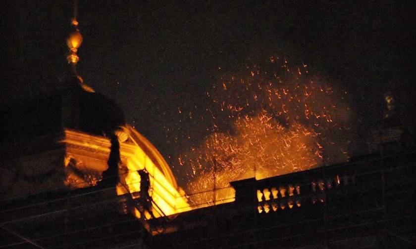 Μάχη με τις φλόγες για να σωθεί το Εθνικό Μουσείο της Πράγας από πυρκαγιά