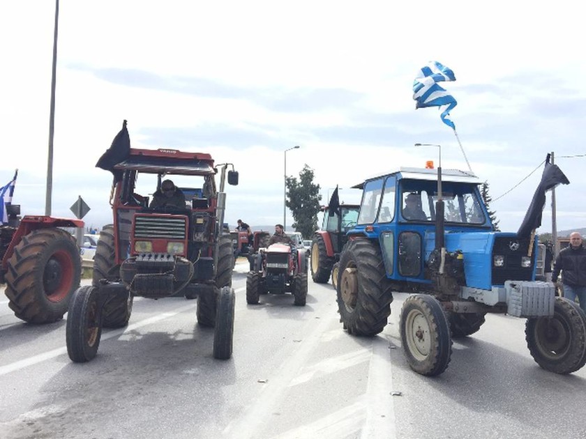 Αγρότες: Μπλόκο στα τρακτέρ των αγροτών στη Λεωφόρο Μαρκοπούλου