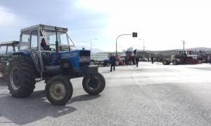 Αγρότες: Μπλόκο στα τρακτέρ των αγροτών στη Λεωφόρο Μαρκοπούλου (pics + video)
