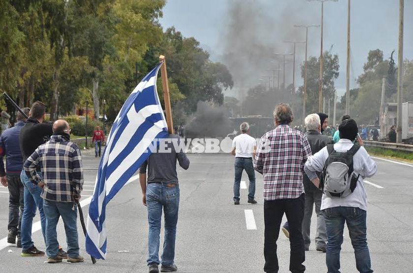 Αγρότες στην Αθήνα: Σοβαρά επεισόδια στο Χαϊδάρι - Πέτρες οι αγρότες - Χημικά η αστυνομία
