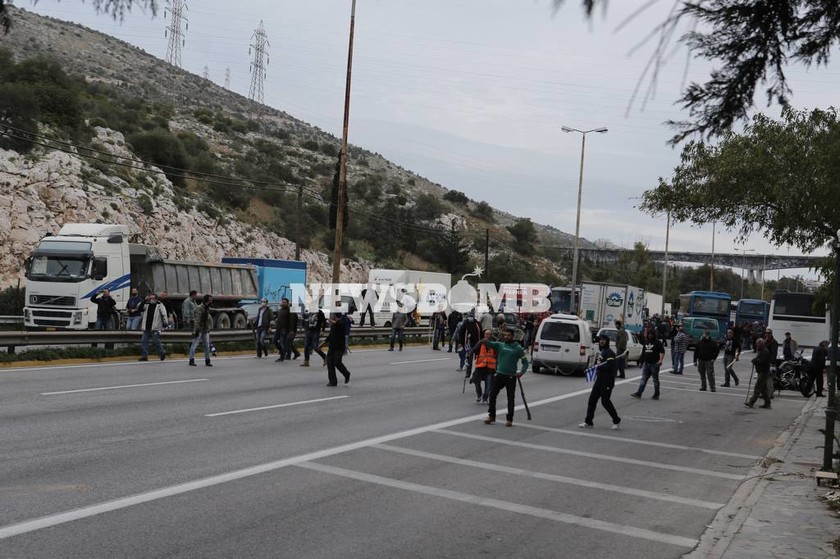 Αγρότες στην Αθήνα: Σοβαρά επεισόδια στο Χαϊδάρι - Πέτρες οι αγρότες - Χημικά η αστυνομία