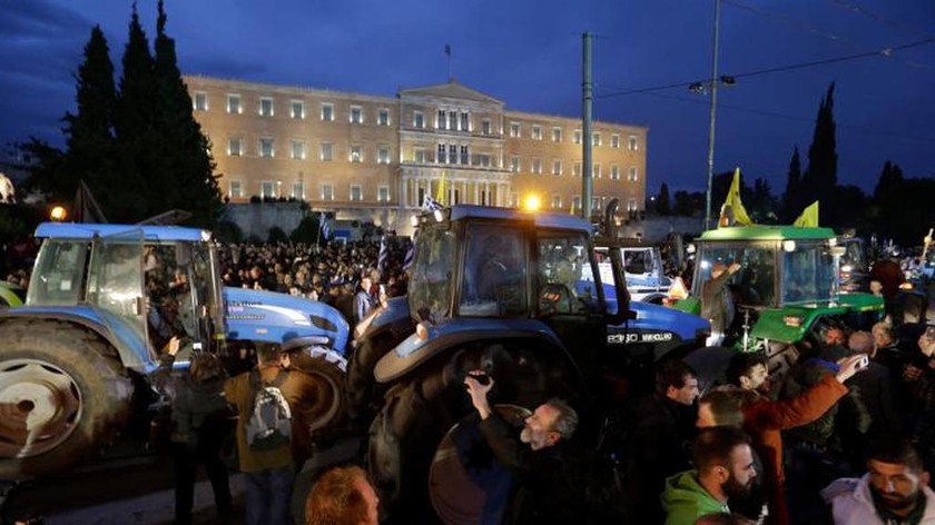 Αγρότες: Κατασκήνωσαν στην πλατεία Συντάγματος - Τρακτέρ στην Αθήνα