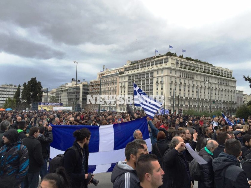 Αγρότες: Κατασκήνωσαν στην πλατεία Συντάγματος - Τρακτέρ στην Αθήνα
