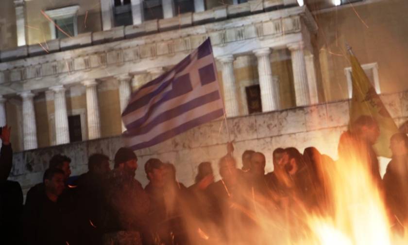 Αγρότες - Βουλή: Από την πίσω πόρτα έφυγαν οι βουλευτές του ΣΥΡΙΖΑ