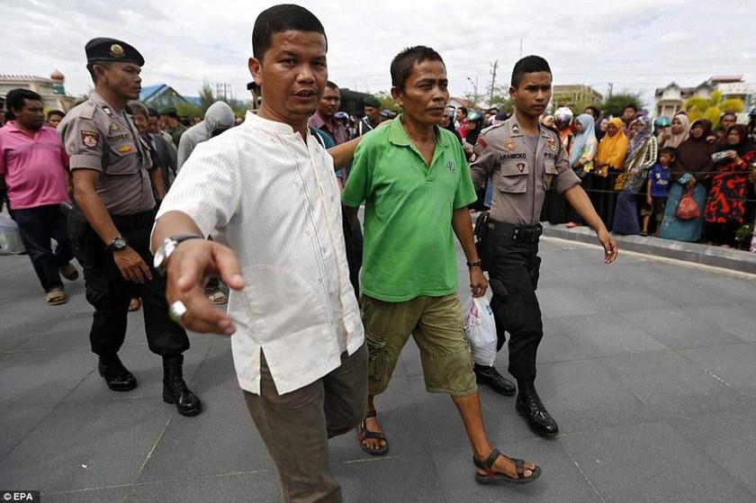 Ινδονησία: Μαστιγώθηκαν άγρια για παραβιάσεις του ισλαμικού κώδικα 