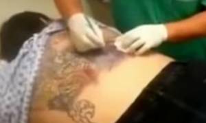 Δείτε τι βγήκε από το τατουάζ αυτής της γυναίκας και δεν θα κάνετε ποτέ! (video)