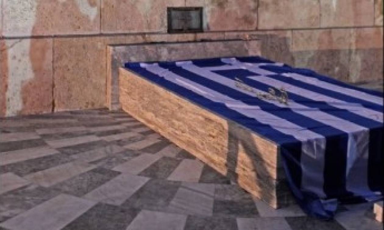 Αγρότες - Σύνταγμα: Εναπόθεσαν την ελληνική σημαία στο μνημείο του Άγνωστου Στρατιώτη (pic)