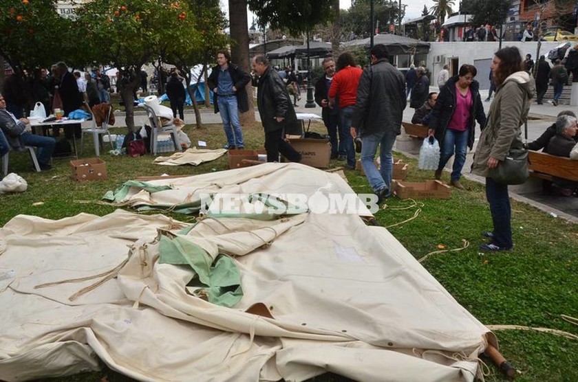 Aγρότες στην Αθήνα: Μαζεύουν τις σκηνές από την πλατεία Συντάγματος (photos)