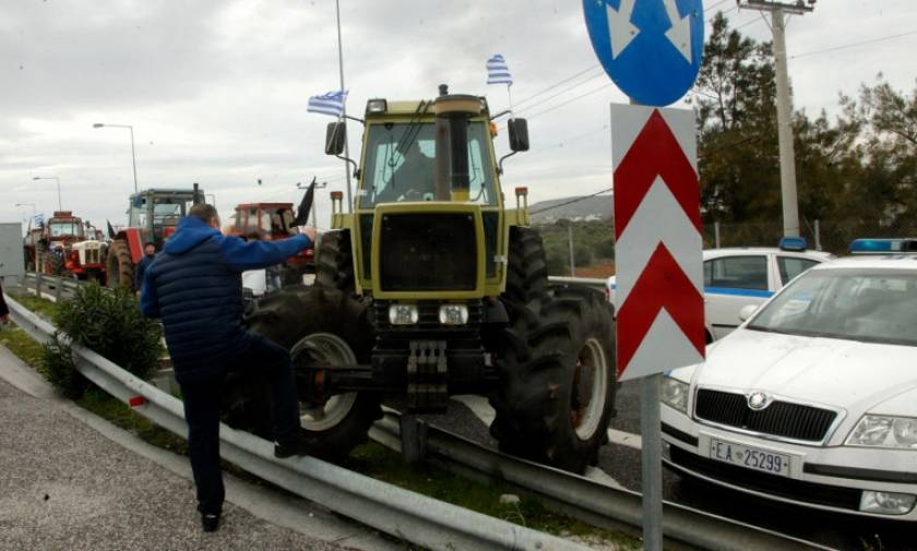 Αγρότες Αθήνα: Η σοκαριστική στιγμή που σπάνε τις μπάρες στην Αττική Οδό (vid)