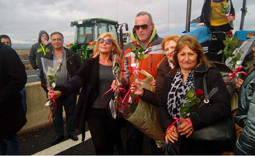 Valentine’s Day 2016: Δείτε πώς ... γιόρτασαν οι αγρότες στο μπλόκο της Κοζάνης! (pics)