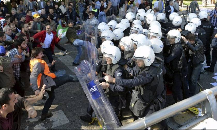 Συγκρούσεις μεταξύ αστυνομικών και φιλοκούρδων διαδηλωτών στην Κωνσταντινούπολη