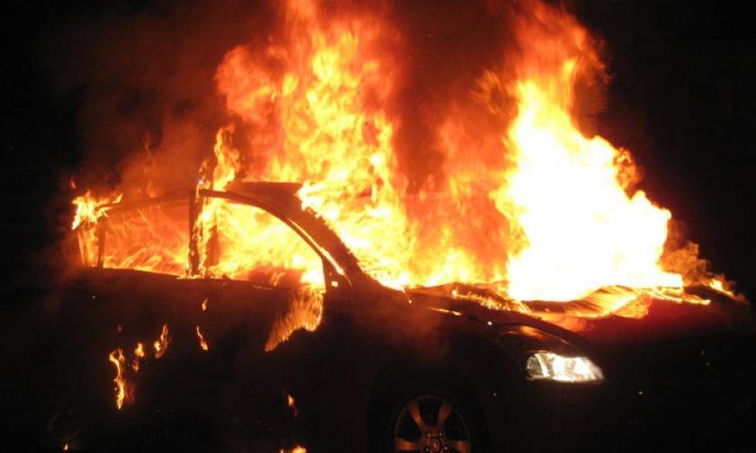 Κρήτη: Παρανάλωμα του πυρός αυτοκίνητο σε πυλωτή πολυκατοικίας