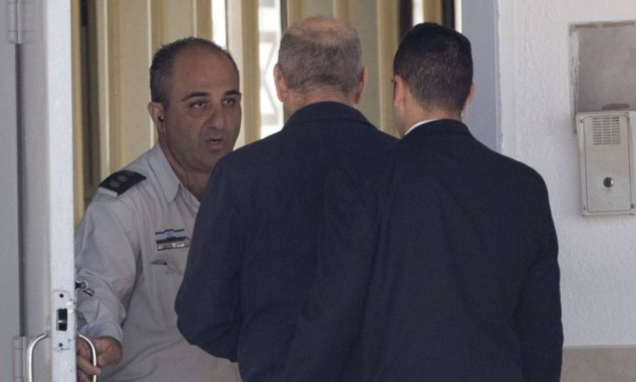 Κρατούμενος στη φυλακή από σήμερα πρώην πρωθυπουργός του Ισραήλ (vids)