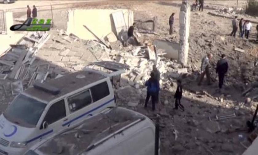 Δεκάδες άμαχοι νεκροί σε βομβαρδισμούς νοσοκομείων και σχολείου στη Συρία (video)