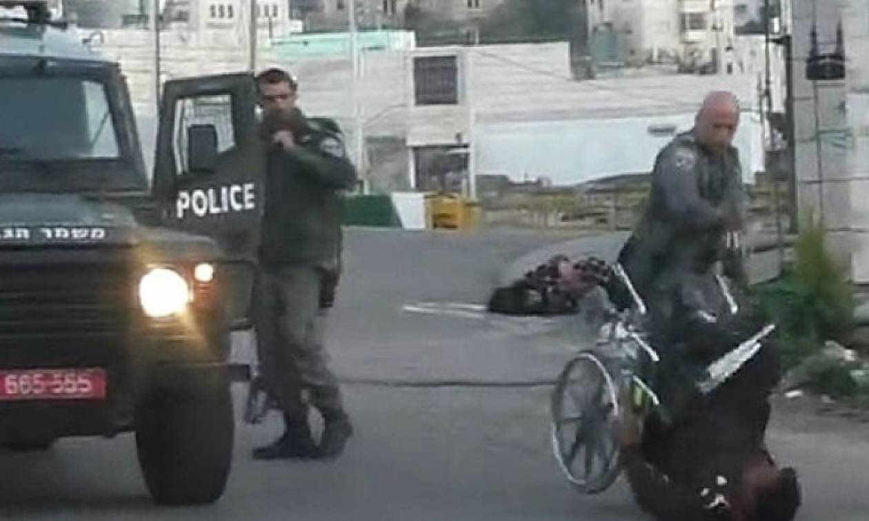 Βίντεο σοκ: Ισραηλινός αστυνομικός ρίχνει Παλαιστίνιο από αναπηρικό καροτσάκι