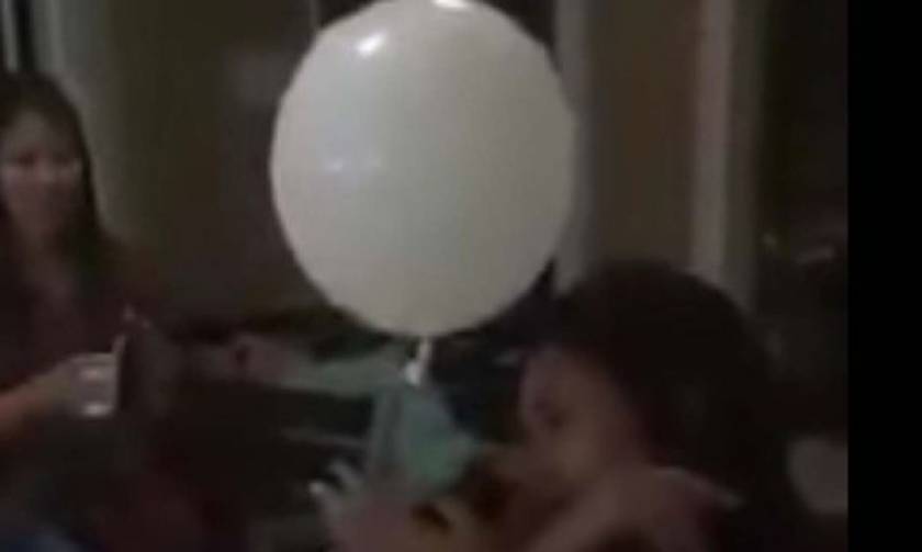 Συγκινητικό μήνυμα από τον άλλο κόσμο: Νεκρό παιδάκι «έστειλε» μπαλόνι στη μητέρα του (video)