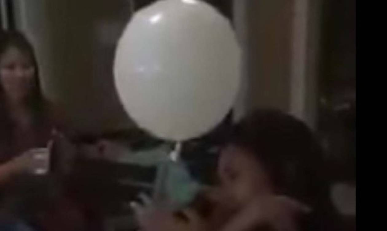 Συγκινητικό μήνυμα από τον άλλο κόσμο: Νεκρό παιδάκι «έστειλε» μπαλόνι στη μητέρα του (video)