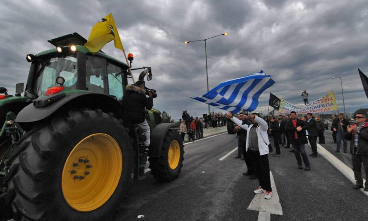 Αγρότες: Κλιμακώνουν τις κινητοποιήσεις τους και κόβουν την Ελλάδα στα δύο