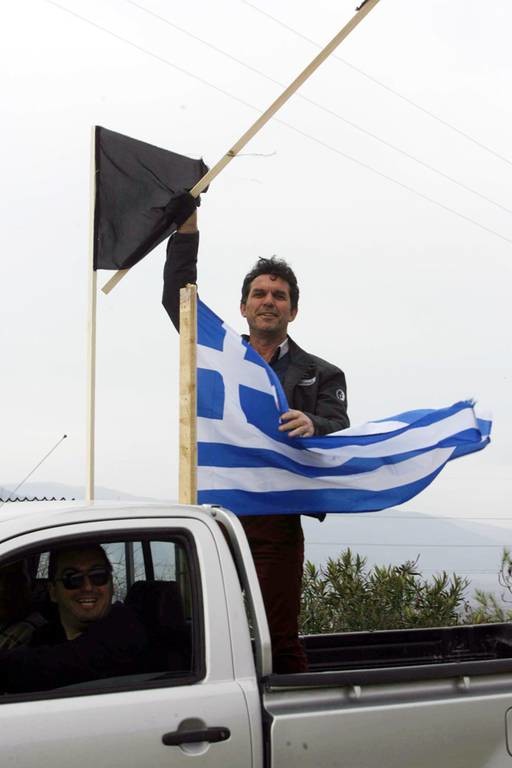 Οι αγρότες έκοψαν στα δύο την Ελλάδα - Ο αποκλεισμός του Μπράλου μέσα από εικόνες