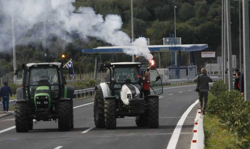 Αγρότες: Ανοιχτός ο κόμβος του Μπράλου - Οδηγοί φορτηγών έσπασαν το μπλόκο