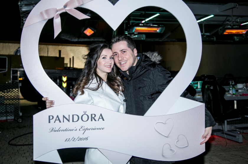 Pandora «Dinner in The Sky»: 10 ερωτευμένα ζευγάρια δείπνησαν στον... ουρανό της Αθήνας