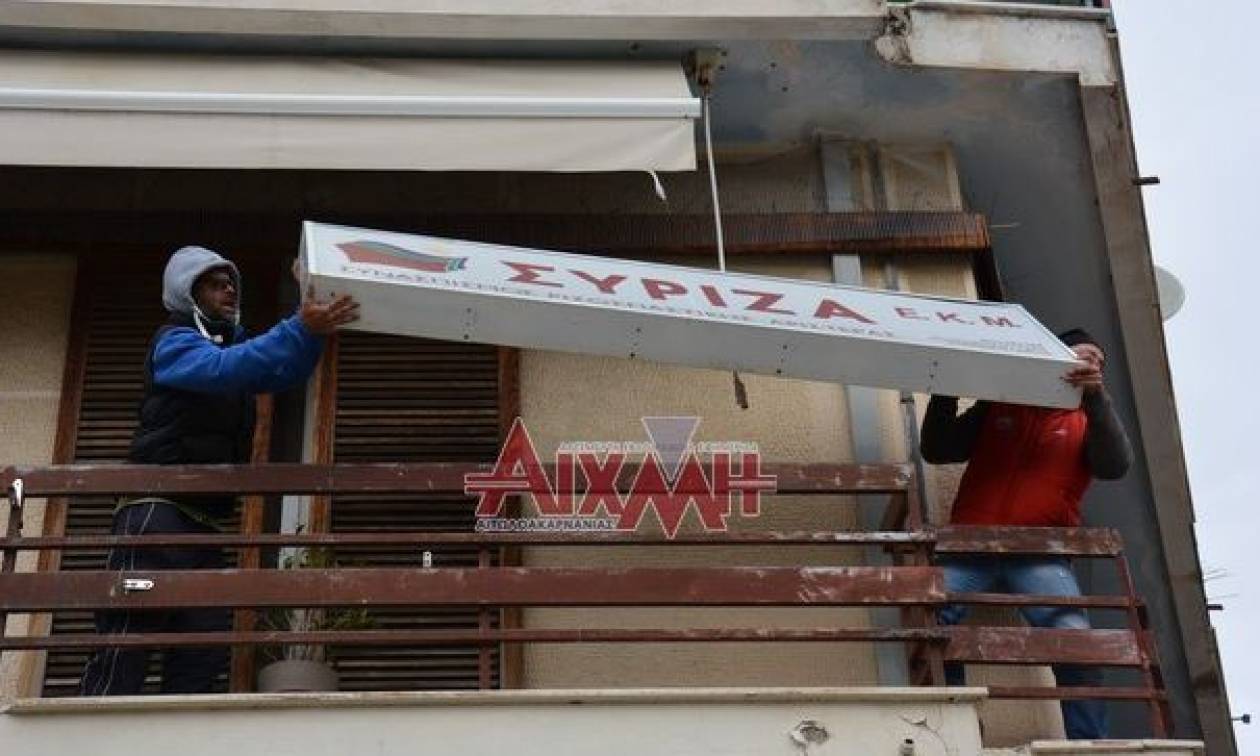 Μεσολόγγι: Σοβαρά επεισόδια στα γραφεία του ΣΥΡΙΖΑ - Αγρότες κατέβασαν και την ταμπέλα (photo-video)