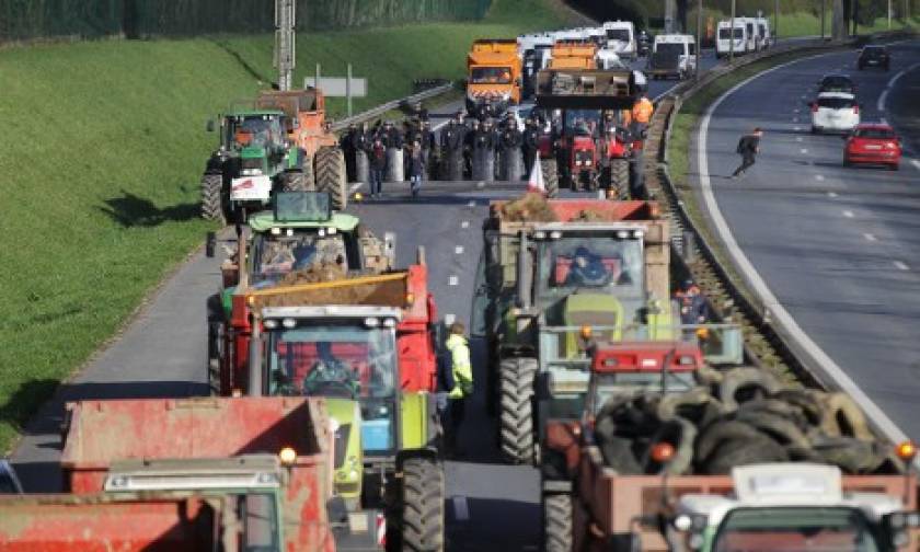 Διαδηλώσεις και μπλόκα αγροτών σε πολλές περιοχές της Γαλλίας (pics+vid)