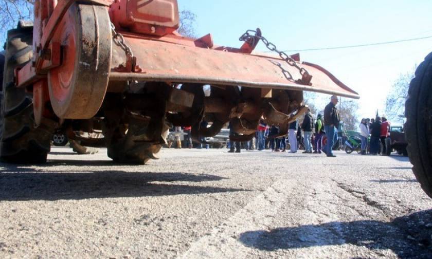 Αγρότες: Απέκλεισαν το διοικητήριο της Περιφερειακής Ενότητας Καβάλας