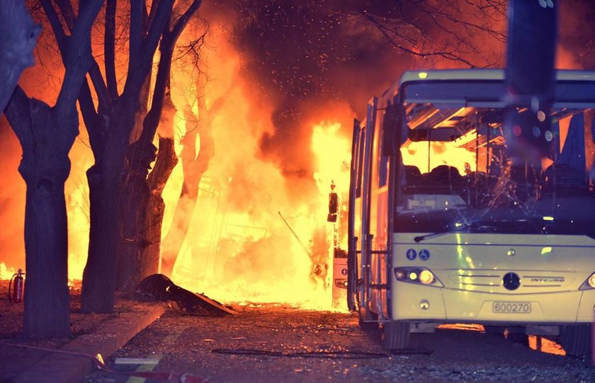 «Tρομοκρατική επίθεση» με παγιδευμένο όχημα σπέρνει το θάνατο στην Άγκυρα (pics & vid) 