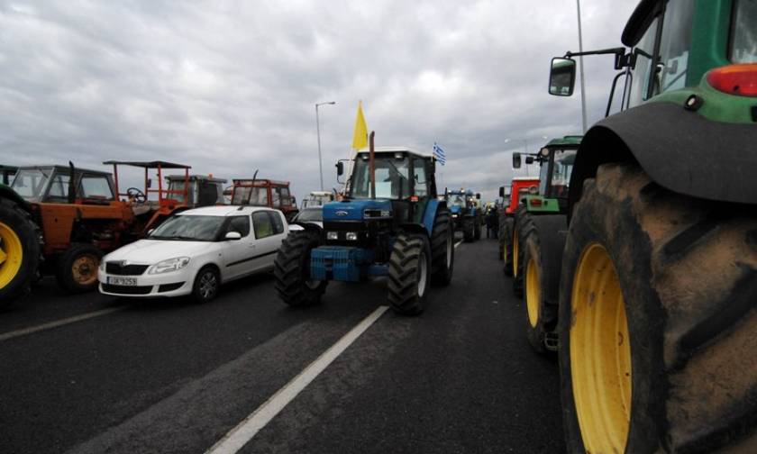 Μπλόκα αγροτών: Ενισχύεται με επιπλέον 60 οχήματα το μπλόκο στον κόμβο του Καλού Νερού