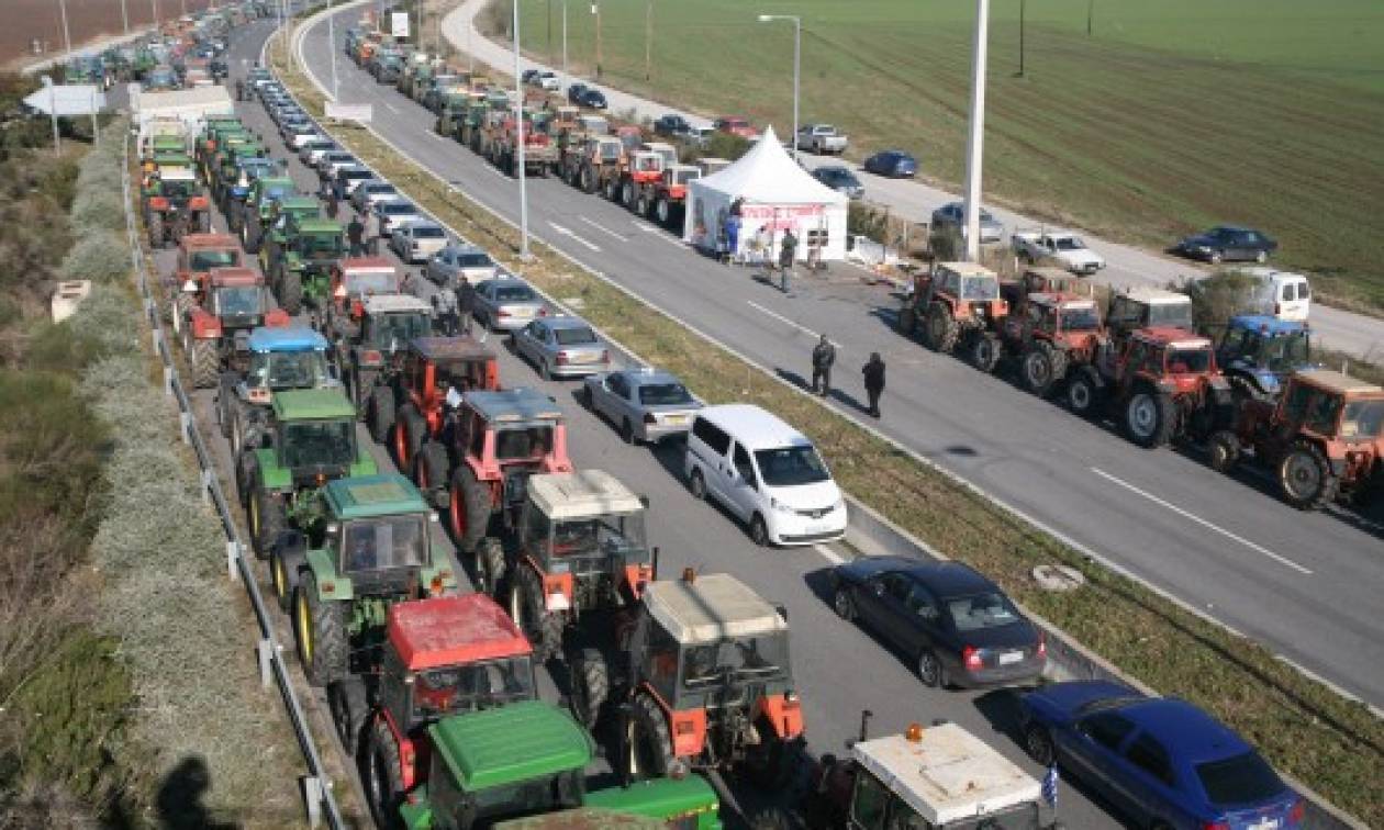 Μπλόκα αγροτών: Απέκλεισαν και τους επαρχιακούς οδούς οι αγρότες της Νίκαιας