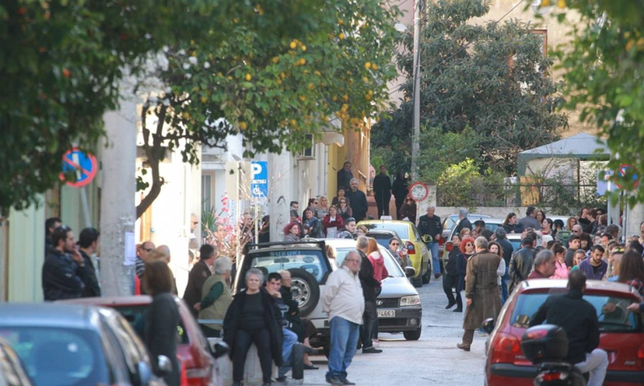 Παντελής Παντελίδης: Πλήθος κόσμου έξω από το σπίτι του τραγουδιστή - Αναμένουν τη σορό του