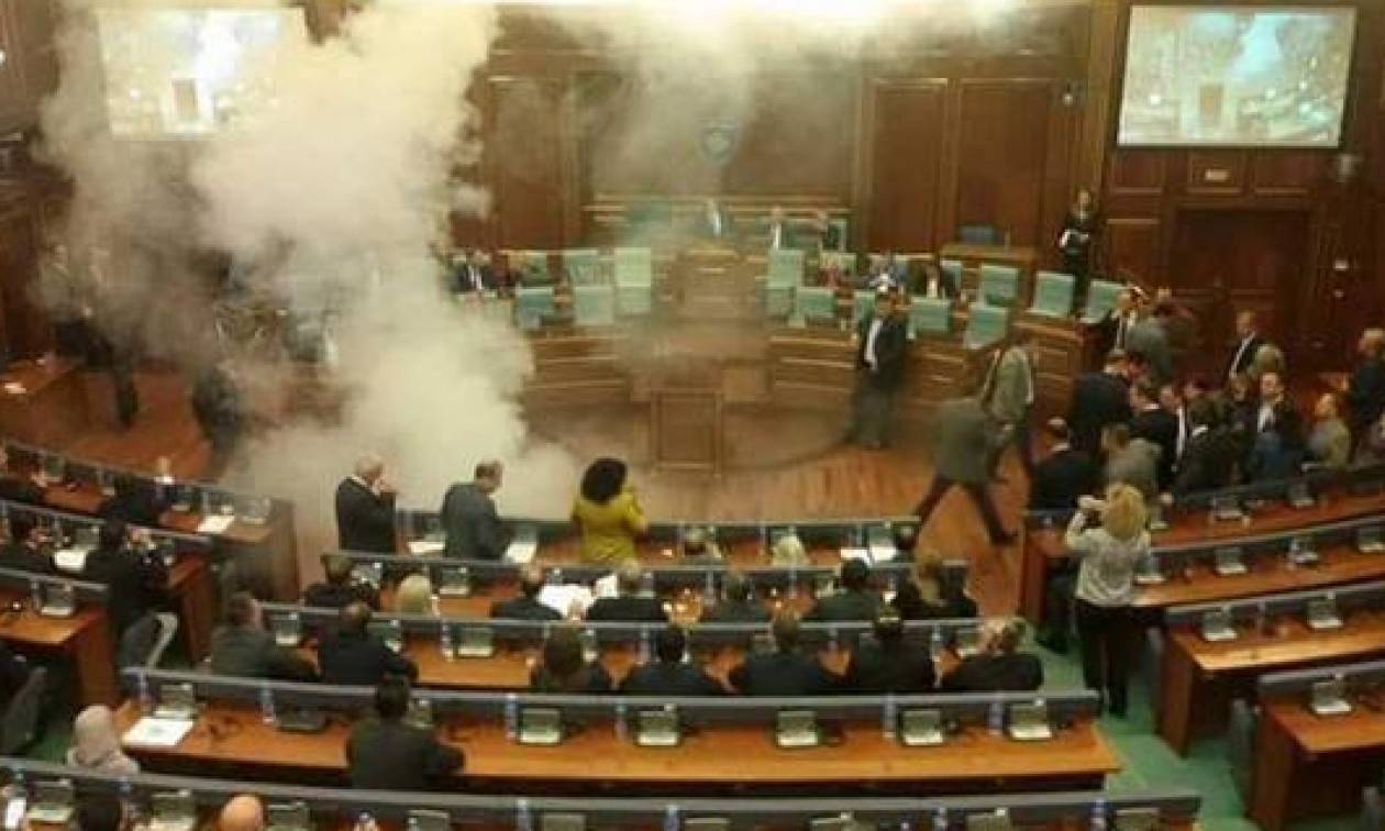 Κόσοβο: Ρίψη δακρυγόνου μέσα στην αίθουσα, στην πρώτη συνεδρίαση της Βουλης