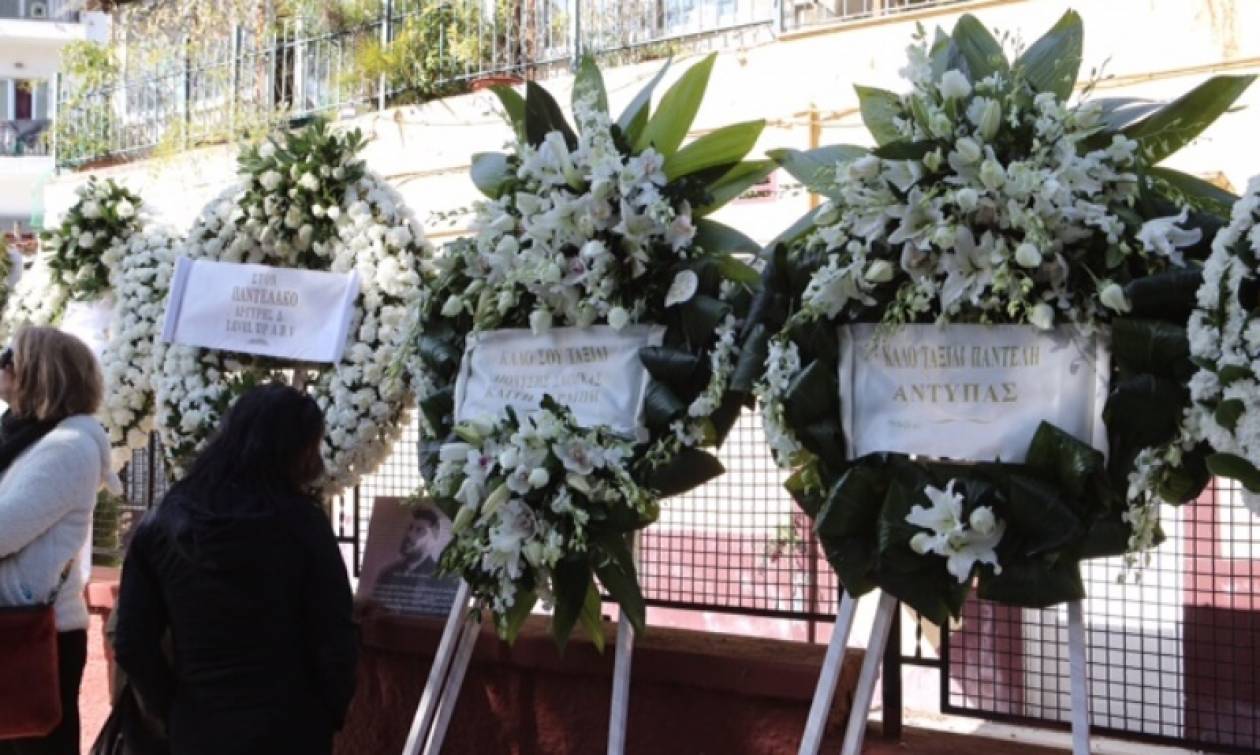 Κηδεία Παντελίδη: Τα στεφάνια των συναδέλφων του τον συνοδεύουν στην τελευταία του κατοικία (photos)