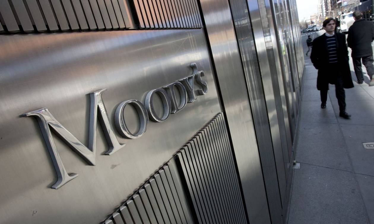 Τέσσερις ελληνικές τράπεζες αναβάθμισε η Moody’s