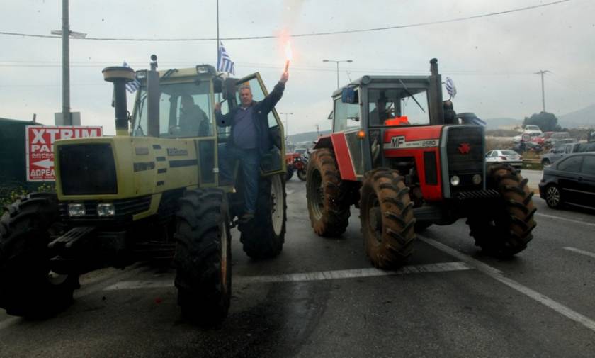 Οι αγρότες εντείνουν τα μπλόκα στη Πελοπόννησο