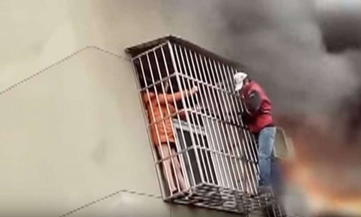 Κίνα: Ήρωας έσωσε γυναίκα από φλεγόμενο κτίριο (vid)