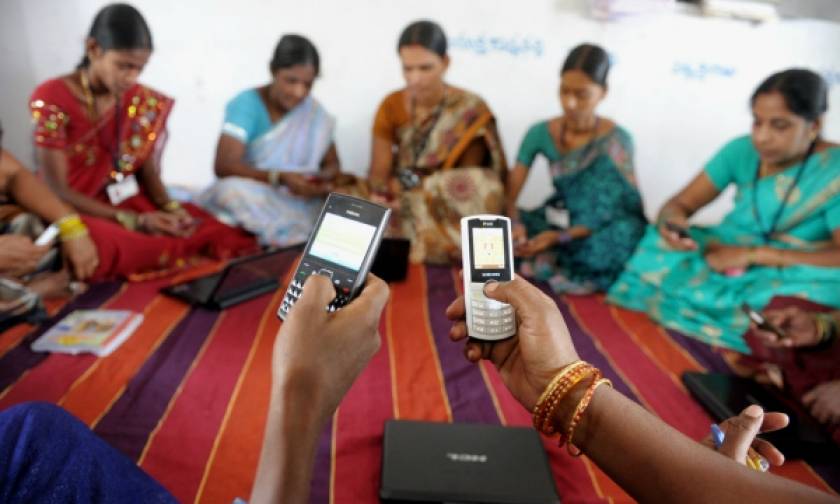 Χωριό της Ινδίας απαγόρευσε... τα κινητά στις ανύπαντρες γυναίκες!
