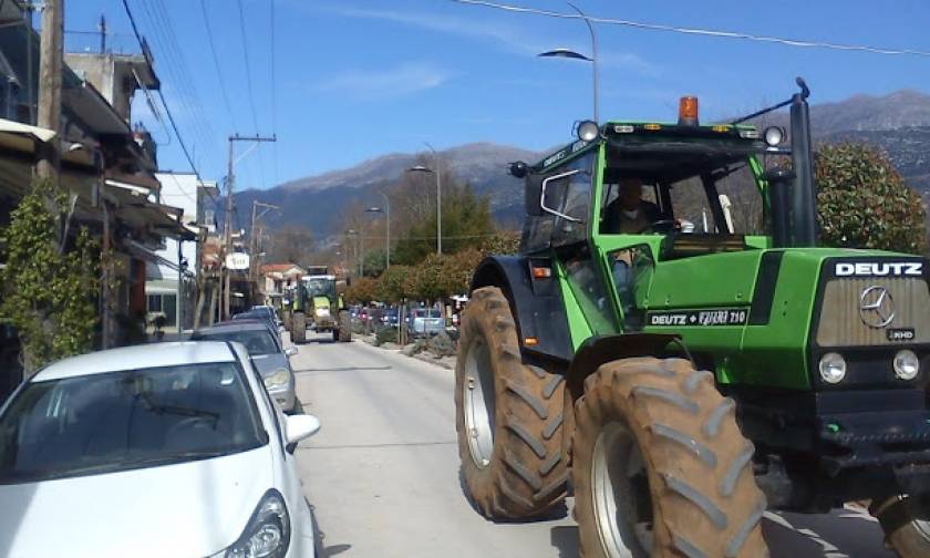 Οι αγρότες έκαναν «παρέλαση» με τα τρακτέρ τους στα Ιωάννινα (video)
