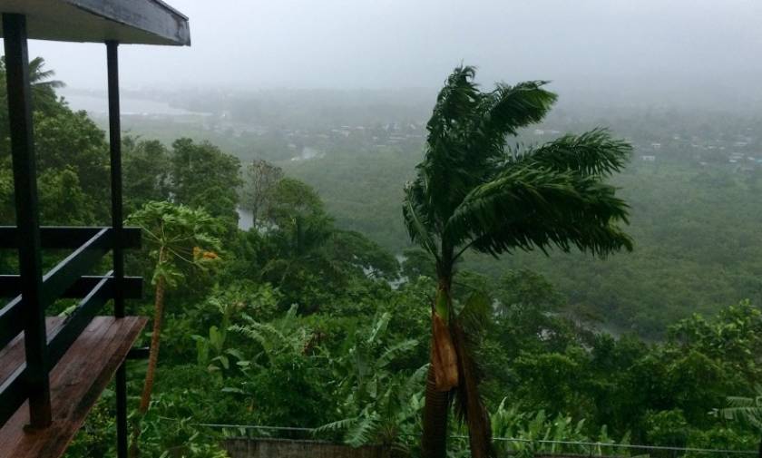 Ο κυκλώνας Winston «χτυπά» τα Φίτζι – Οι ισχυρότερος στην ιστορία των νησιών (pics & vid)