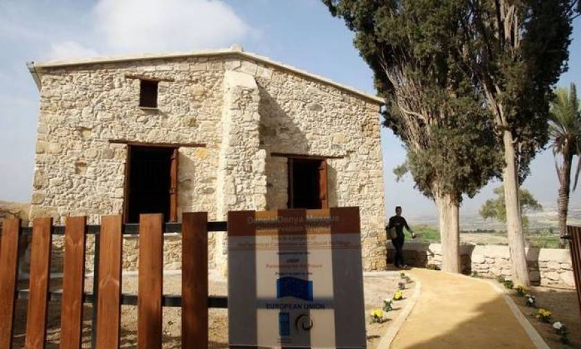 Η κυπριακή κυβέρνηση καταδικάζει τον εμπρησμό τεμένους στο χωριό Δένεια
