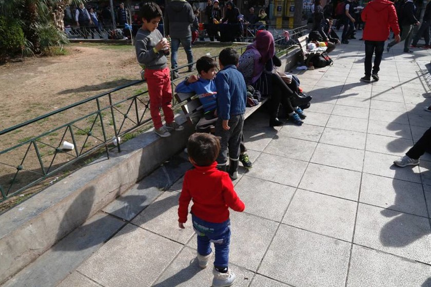 «Πλημμύρισε» από πρόσφυγες και μετανάστες η πλατεία Βικτωρίας (pics)