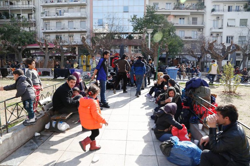 «Πλημμύρισε» από πρόσφυγες και μετανάστες η πλατεία Βικτωρίας (pics)