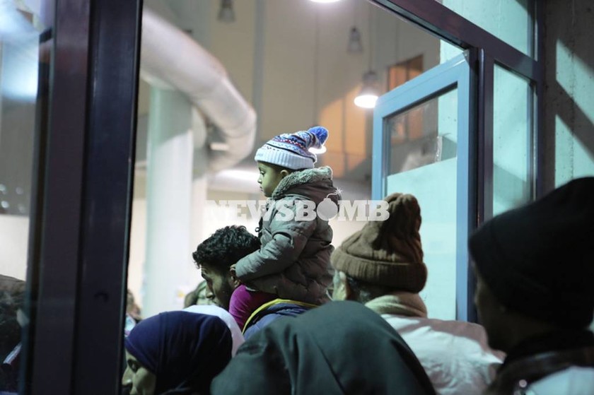Στο λιμάνι του Πειραιά το «Blue Star Patmos» με 1280 μετανάστες και πρόσφυγες (pics)