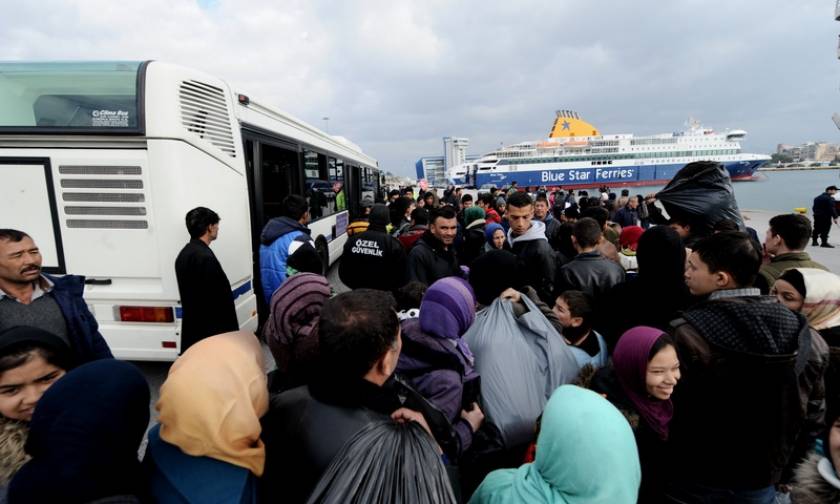 Στο λιμάνι του Πειραιά το «Blue star 1» με 1.133 μετανάστες και πρόσφυγες